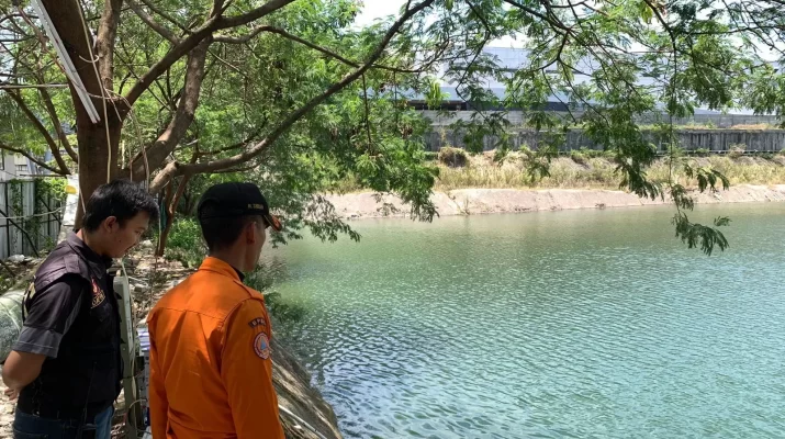 Korban akan mengambil umbul-umbul yang menyangkut, kemudian korban terperosok dan masuk kedalam air