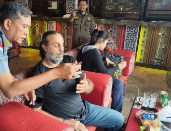 Operasi ini melibatkan 14 personel yang bergerak ke dua lokasi target pengawasan, yaitu di sekitar Reem Al Bawadi Resto dan Villa Tjokro, Cisarua, Bogor.