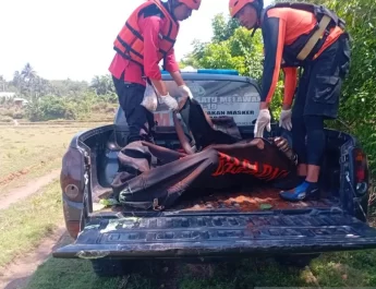 Petugas yang melihat tersebut langsung mendekat dan memastikan bahwa benda itu merupakan jasad nelayan yang hilang tenggelam setelah kapal yang ditumpangi korban bersama rekannya terbalik diterjang ombak besar pada Senin