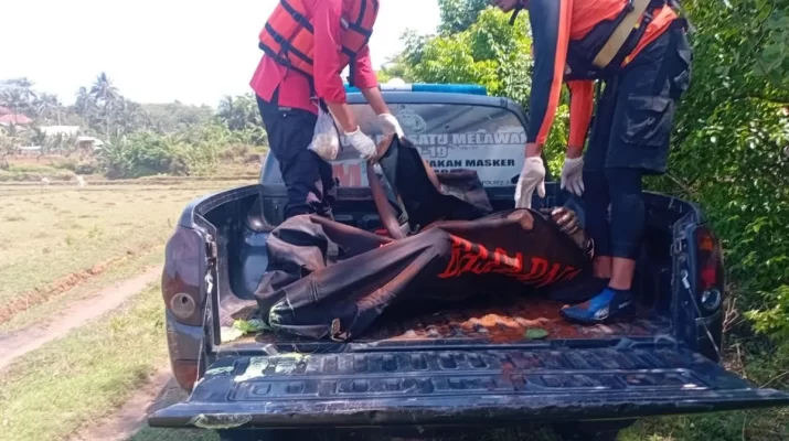 Petugas yang melihat tersebut langsung mendekat dan memastikan bahwa benda itu merupakan jasad nelayan yang hilang tenggelam setelah kapal yang ditumpangi korban bersama rekannya terbalik diterjang ombak besar pada Senin