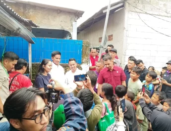 Sendi menyebut mereka menyambangi warga sakit, watga disabilitas, dan rumah tidak layak huni.