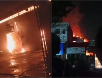 Terlihat pula warga berkerumun dan memvideokan peristiwa kebakaran itu dengan memakai ponselnya