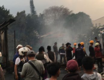 Apinya cepat besar, kayanya awalnya dari belakang kios, di tempat Ojol. Kami langsung lari selamatkan diri," ujarnya, Selasa (22/10/2024) sore.