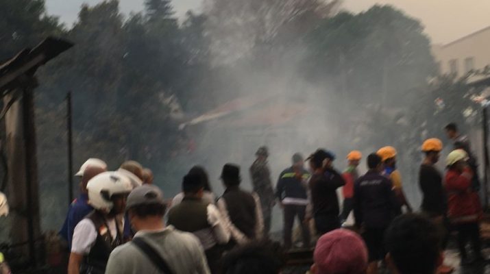 Apinya cepat besar, kayanya awalnya dari belakang kios, di tempat Ojol. Kami langsung lari selamatkan diri," ujarnya, Selasa (22/10/2024) sore.