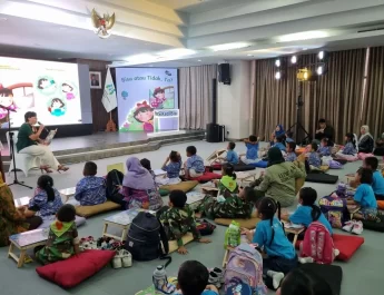 Kemandirian juga merupakan hak tumbuh kembang anak yang dapat dilatih melalui media menyenangkan, contohnya melalui buku cerita bergambar