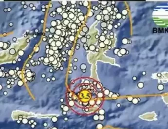 Lokasi pusat gempa terjadi pada 1.02 lintang selatan, 127.43 bujur timur.