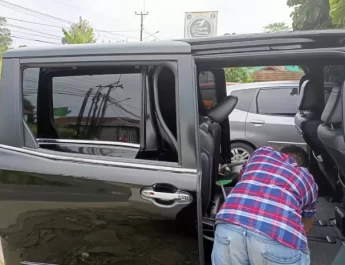 Kemudian terdengar suara keributan dari luar dan warga setempat memberitahu kepada korban bahwa telah terjadi pencurian tersebut