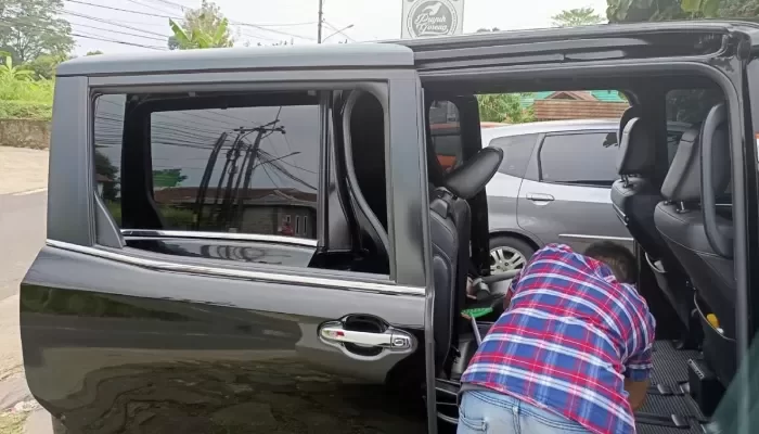 Kemudian terdengar suara keributan dari luar dan warga setempat memberitahu kepada korban bahwa telah terjadi pencurian tersebut