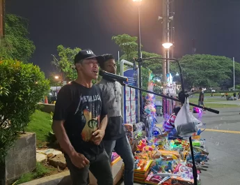 "Pekerjaan ini membuat saya senang karena bisa berbagi rasa bahagia dengan banyak orang, terutama yang juga menyukai musik," ujarnya.