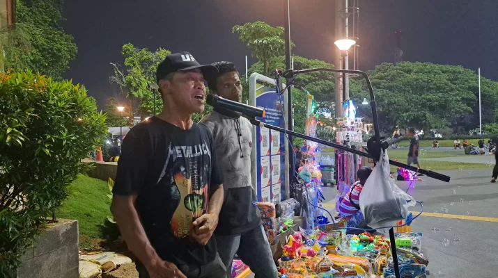 "Pekerjaan ini membuat saya senang karena bisa berbagi rasa bahagia dengan banyak orang, terutama yang juga menyukai musik," ujarnya.