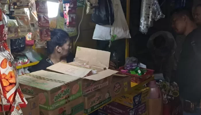 Kasat Narkoba Kompol Eka Candra membeberkan dari hasil operasi tersebut pihaknya berhasil menemukan dan menyita puluhan botol miras di warung klontong pinggir jalan