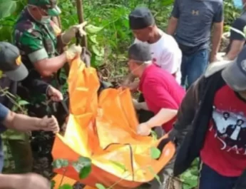 Korban ditemukan dalam kondisi tak bernyawa disebuah pohon di area perkebunan dekat tempat tinggalnya