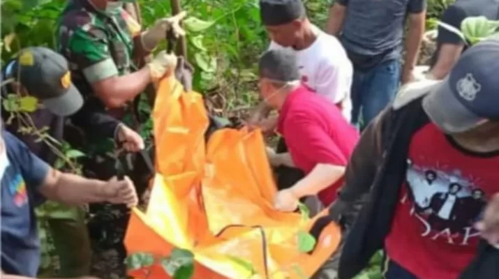 Korban ditemukan dalam kondisi tak bernyawa disebuah pohon di area perkebunan dekat tempat tinggalnya