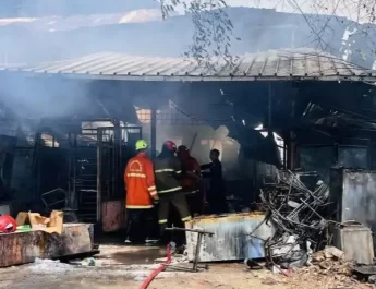 Pihaknya menerima laporan kebakaran di lokasi tersebut sekitar pukul 08.30 WIB. Hingga saat ini, belum diketahui penyebab kebakaran.
