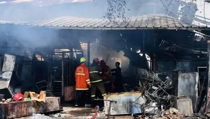 Pihaknya menerima laporan kebakaran di lokasi tersebut sekitar pukul 08.30 WIB. Hingga saat ini, belum diketahui penyebab kebakaran.