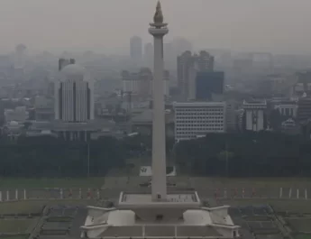 Berdasarkan data situs pemantau kualitas udara IQAir pada pukul 06.00 WIB, Indeks Kualitas Udara (AQI) di Jakarta berada pada angka 153 atau masuk dalam kategori tidak sehat.
