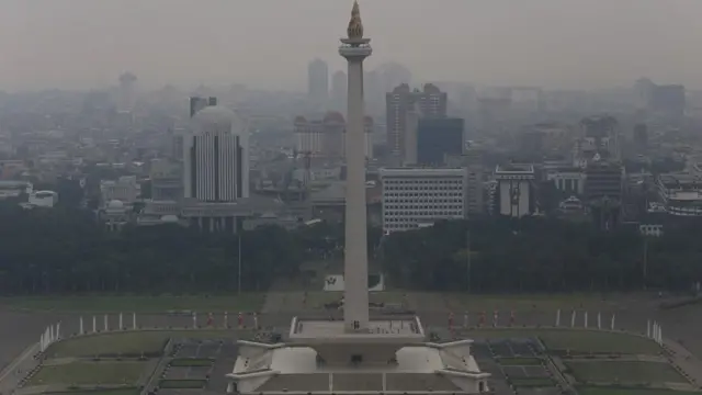 Berdasarkan data situs pemantau kualitas udara IQAir pada pukul 06.00 WIB, Indeks Kualitas Udara (AQI) di Jakarta berada pada angka 153 atau masuk dalam kategori tidak sehat.