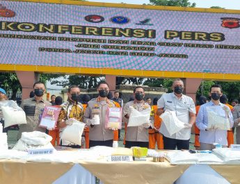 Sejumlah barang bukti diamankan yaitu mesin cetak obat keras ilegal, lima kilogram bahan hexymer yang belum diproduksi