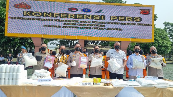 Sejumlah barang bukti diamankan yaitu mesin cetak obat keras ilegal, lima kilogram bahan hexymer yang belum diproduksi