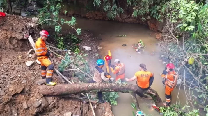 Kronologi longsor sendiri yaitu hujan deras disertai angin kencang membuat tanah yang berada di pinggir jembatan menjadi longsor ke Sungai Cipaku.