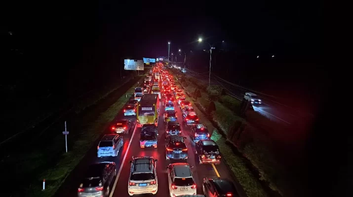 Kasatlantas Polresta Bogor Kota, Kompol Ardi Wibowo menjelaskan, kemacetan terjadi akibat lampu lalu lintas di Simapang Terminal Baranangsiang mengalami gangguan.