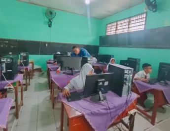 dalam program Bubulak 1 Cerdas Digital para siswa dan siswi juga dikenalkan berbagai macam fitur menarik, salah satunya pembuatan design grafis lewat Canva