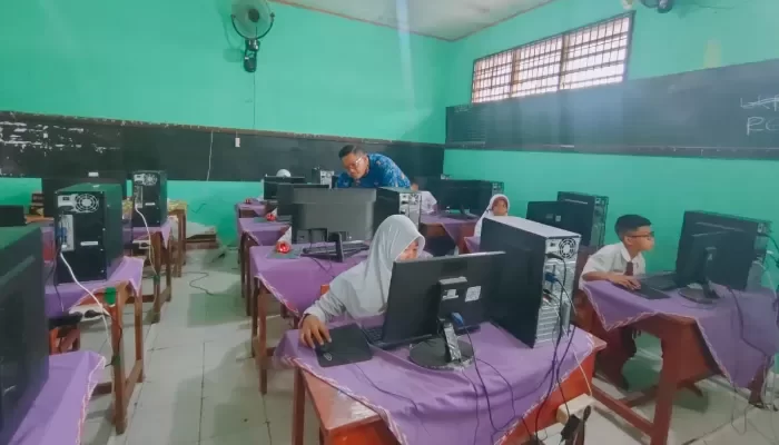 dalam program Bubulak 1 Cerdas Digital para siswa dan siswi juga dikenalkan berbagai macam fitur menarik, salah satunya pembuatan design grafis lewat Canva