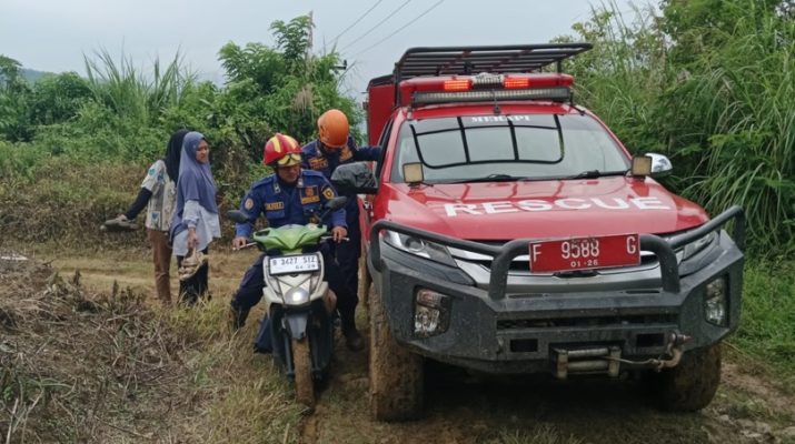 Peristiwa bermula ketika keduanya mengikuti petunjuk peta digital (Google Maps) untuk menuju Bukit Pelangi