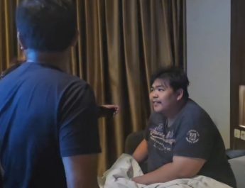 George diketahui kabur ke Sukabumi bersama keluarganya setelah kasusnya viral di media sosial. Dalam video yang beredar, korban berinisial D terlihat dihantam menggunakan kursi dan benda lain hingga mengalami luka di kepala