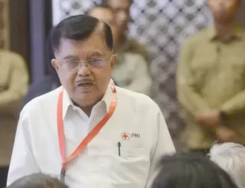 Jusuf Kalla juga mengungkapkan bahwa Agung Laksono memiliki rekam jejak serupa dalam organisasi politik. Menurutnya