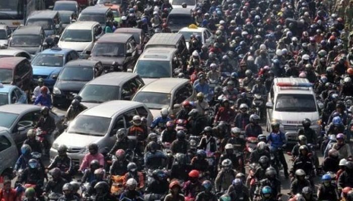 Meski begitu, untuk mengurangi dampak, tarif maksimal pajak induk diturunkan. PKB kepemilikan pertama ditetapkan maksimal 1,2 persen, sedangkan untuk kendaraan kedua dan seterusnya (pajak progresif) maksimal 6 persen