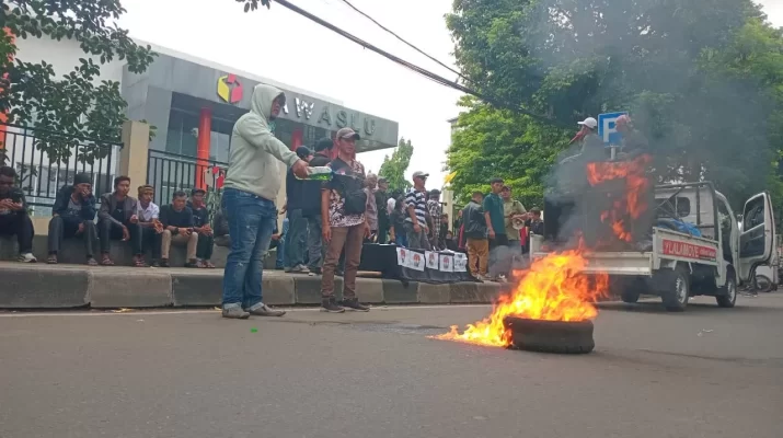 Kami melihat adanya keberpihakan dari penyelenggara dan pengawas terhadap salah satu calon. Ini sangat mencederai demokrasi," tegas Ali.
