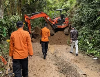 Menurut Adam, peristiwa itu disebabkan hujan dengan intensitas tinggi di wilayah tersebut dan kontur tanah yang labil.
