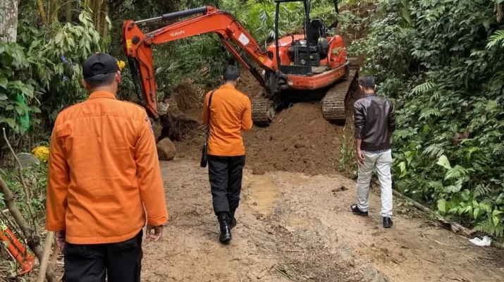 Menurut Adam, peristiwa itu disebabkan hujan dengan intensitas tinggi di wilayah tersebut dan kontur tanah yang labil.