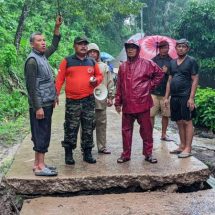 Di jalur utama Sindangbarang terjadi beberapa bencana longsor, termasuk jalan amblas, material longsor menimbun badan jalan dan jalan yang amblas menyebabkan akses menuju selatan lumpuh sementara