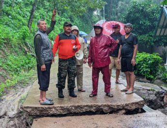 Di jalur utama Sindangbarang terjadi beberapa bencana longsor, termasuk jalan amblas, material longsor menimbun badan jalan dan jalan yang amblas menyebabkan akses menuju selatan lumpuh sementara