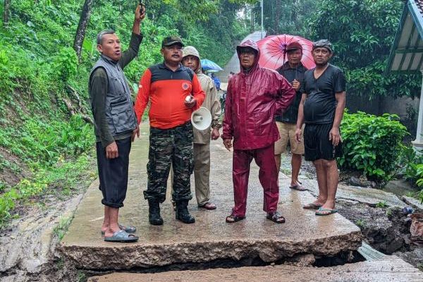 Di jalur utama Sindangbarang terjadi beberapa bencana longsor, termasuk jalan amblas, material longsor menimbun badan jalan dan jalan yang amblas menyebabkan akses menuju selatan lumpuh sementara
