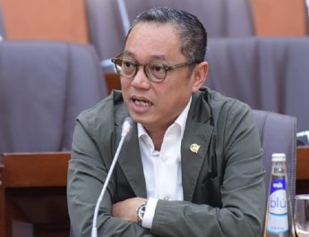 Menurut Deddy, salah satu tanda awal terlihat dari gugatan terhadap Surat Keputusan (SK) Kepengurusan PDIP 2025-2026 yang dilayangkan ke PTUN