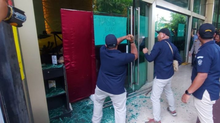 Kericuhan ini menambah daftar panjang kasus eksekusi aset di Indonesia yang diwarnai ketegangan. Keamanan dan penyelesaian hukum yang adil diharapkan menjadi prioritas agar tidak terjadi konflik berkepanjangan.