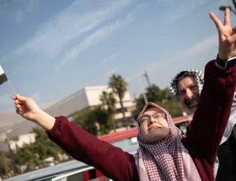 Meskipun HTS mengklaim telah memutus hubungan dengan Al-Qaeda pada 2016, organisasi ini tetap dianggap ekstremis oleh banyak pihak, termasuk AS dan PBB, yang telah menetapkan HTS sebagai kelompok teroris.