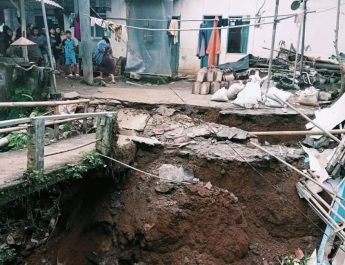 Kami sudah laporkan ke Pemkab Bogor agar penanganan segera dilakukan. Ini adalah jalur utama menuju pasar dan sangat penting untuk aktivitas warga