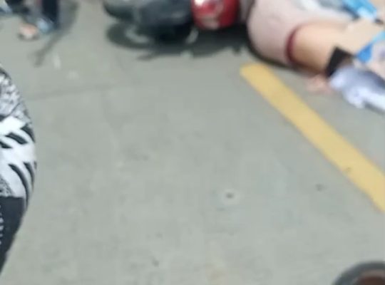 Diduga kuat, kecelakaan ini disebabkan oleh tabrakan antara sepeda motor yang dikendarai korban dengan sebuah truk. Akibat benturan tersebut, ibu dan anaknya mengalami luka parah di bagian kepala hingga meninggal dunia di tempat kejadian.