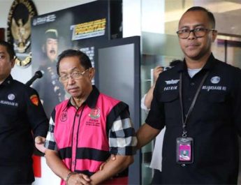 Jika uang pengganti tidak dibayar dalam satu bulan setelah putusan berkekuatan hukum tetap, harta Tamron dapat disita. Bila harta tersebut tidak mencukupi, hukuman kurungan penjara tambahan selama lima tahun akan dikenakan