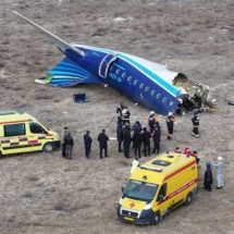 Pesawat Azerbaijan Airlines dengan nomor penerbangan J2-8243 mengalami kecelakaan tragis saat mencoba melakukan pendaratan darurat di dekat kota Aktau, Kazakhstan,