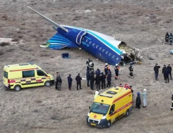 Pesawat Azerbaijan Airlines dengan nomor penerbangan J2-8243 mengalami kecelakaan tragis saat mencoba melakukan pendaratan darurat di dekat kota Aktau, Kazakhstan,