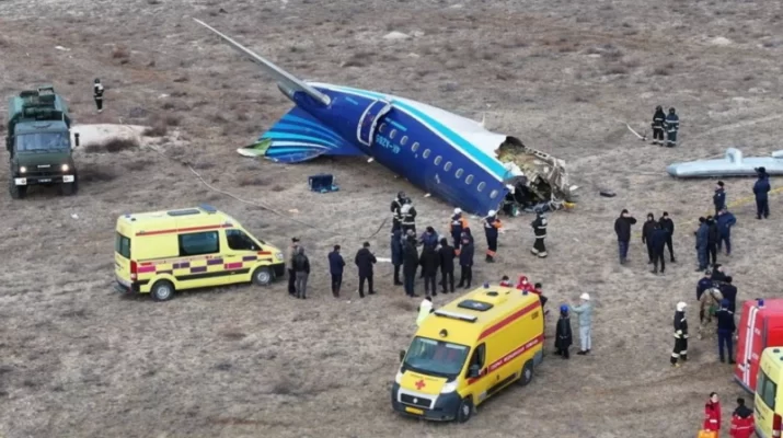 Pesawat Azerbaijan Airlines dengan nomor penerbangan J2-8243 mengalami kecelakaan tragis saat mencoba melakukan pendaratan darurat di dekat kota Aktau, Kazakhstan,