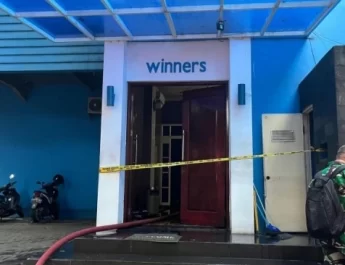 Tiga korban luka ringan langsung dilarikan ke fasilitas kesehatan terdekat. Korban berinisial H (26) dan A (36) dirawat di RSUD Kebayoran Baru, sementara BM (25) dibawa ke klinik terdekat