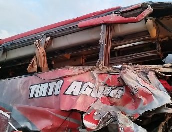 Spanduk bertuliskan “Rombongan SMP IT Daarul Quran Mulia Putri Bogor” terlihat di belakang bus yang mengalami kecelakaan.