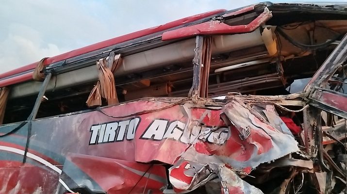 Spanduk bertuliskan “Rombongan SMP IT Daarul Quran Mulia Putri Bogor” terlihat di belakang bus yang mengalami kecelakaan.