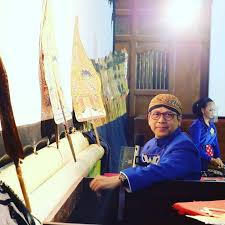 Warseno Slenk, yang memiliki nama lengkap Warseno Hardjo Darsono, lahir di Klaten pada 18 Juni 1965. Ia adalah adik kandung dari dalang ternama, Ki Anom Suroto.